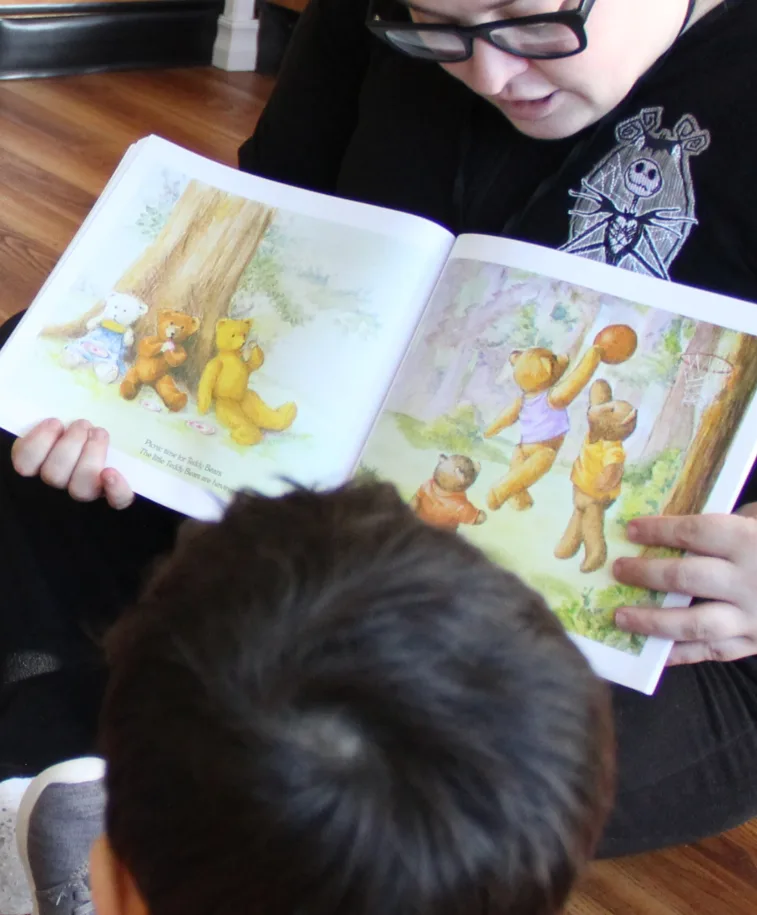 Enfant qui regarde un livre d'images d'oursons pendant l'heure du conte